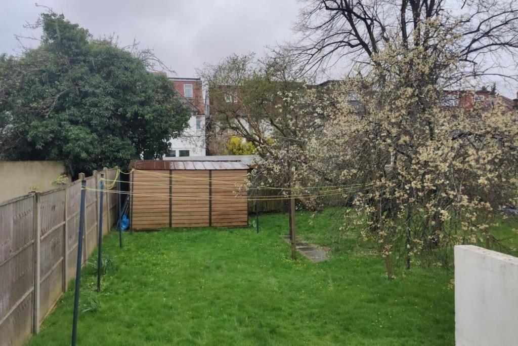 Large Studio Garden Flat On Golders Green Road Londres Exterior foto