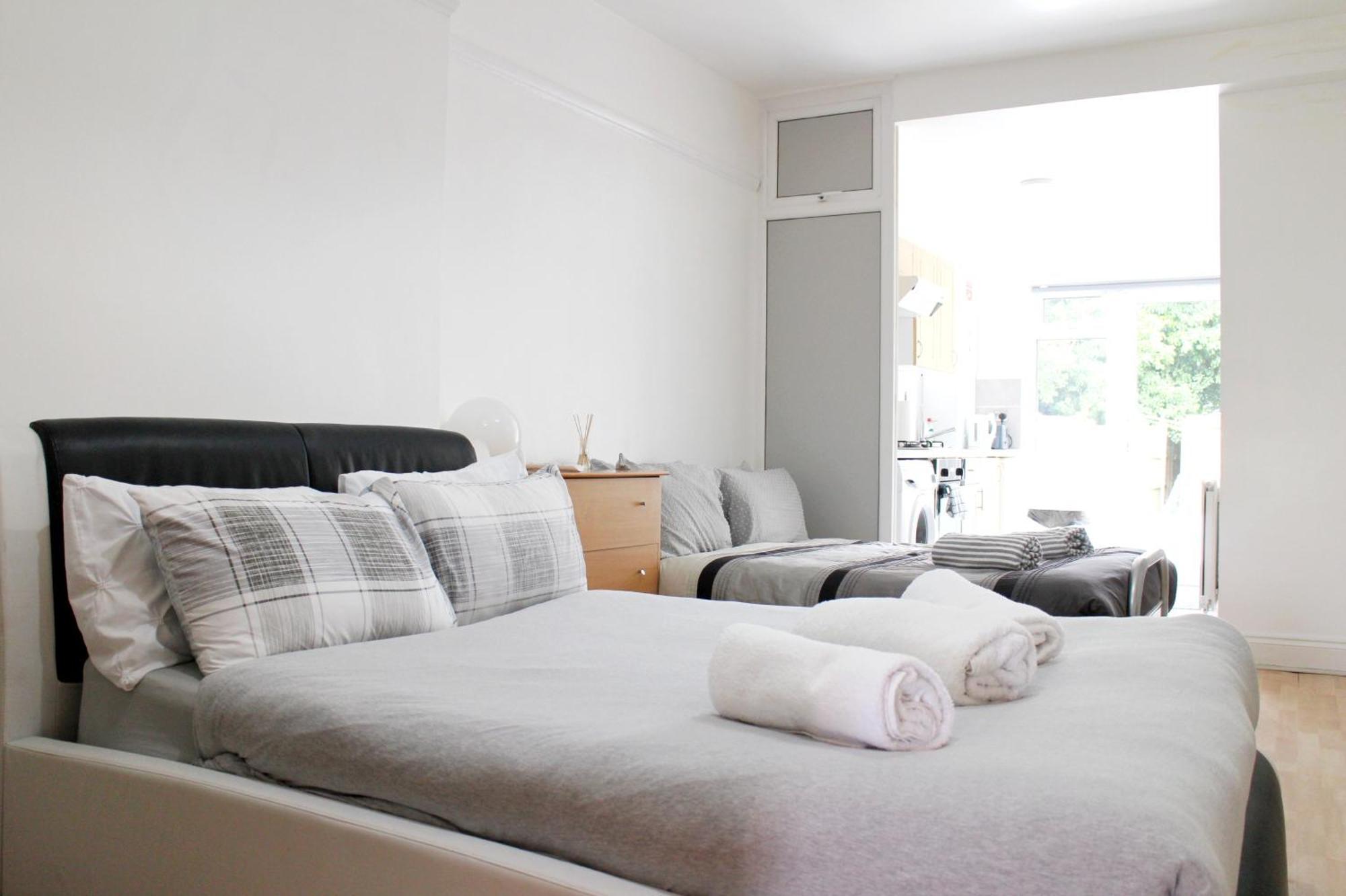 Large Studio Garden Flat On Golders Green Road Londres Exterior foto