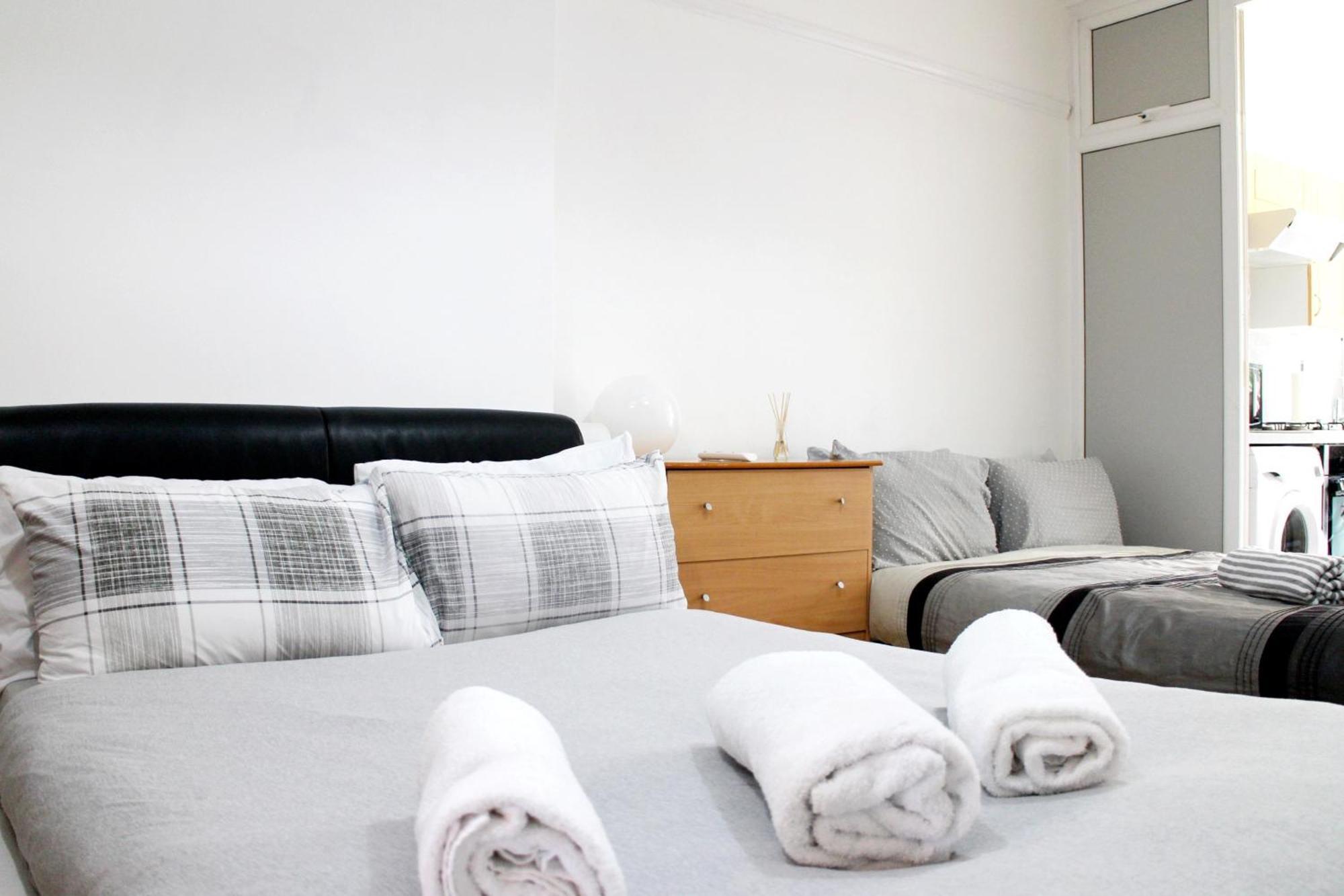 Large Studio Garden Flat On Golders Green Road Londres Exterior foto
